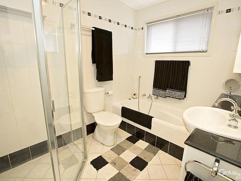 19 Canterbury Road, St Johns Park NSW 2176