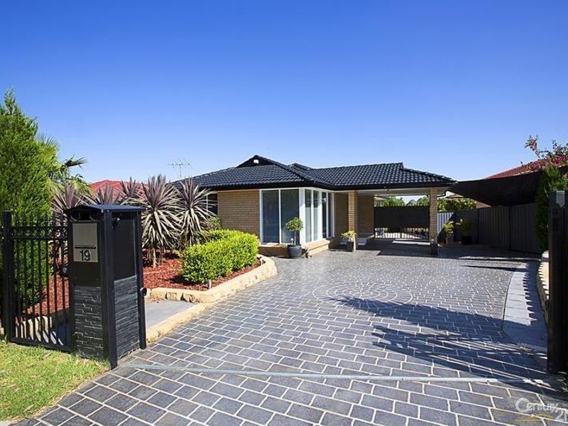 19 Canterbury Road, St Johns Park NSW 2176