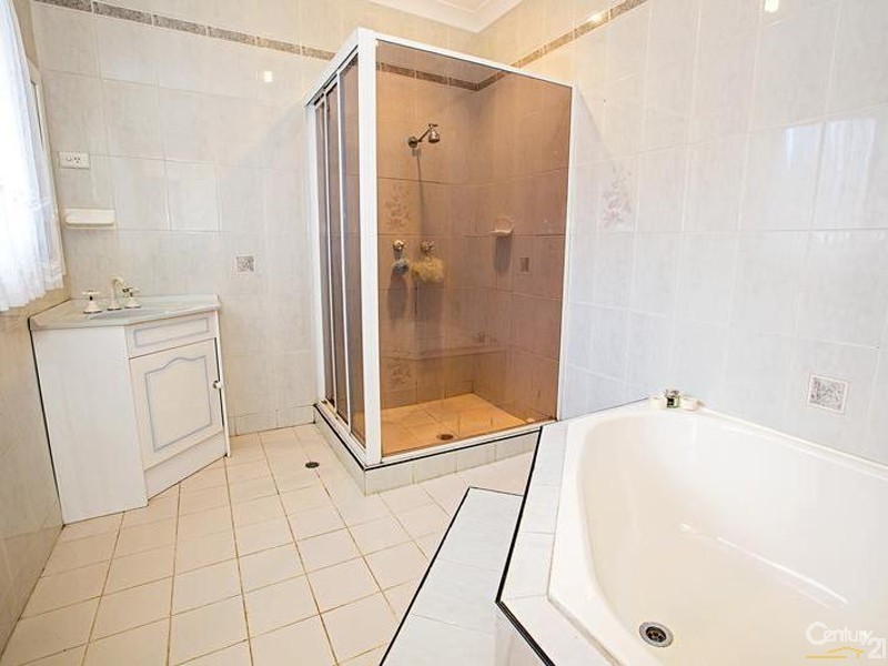 4 Castlereagh Street, Bossley Park NSW 2176