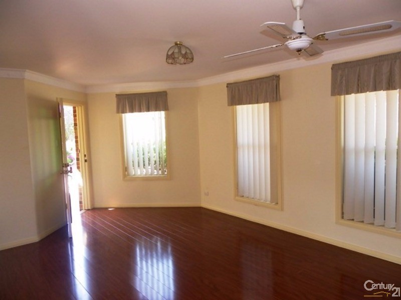 2/9 Broe Avenue, East Hills NSW 2213