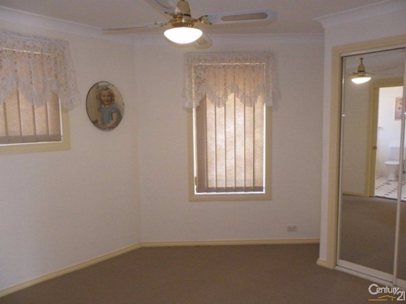 2/9 Broe Avenue, East Hills NSW 2213