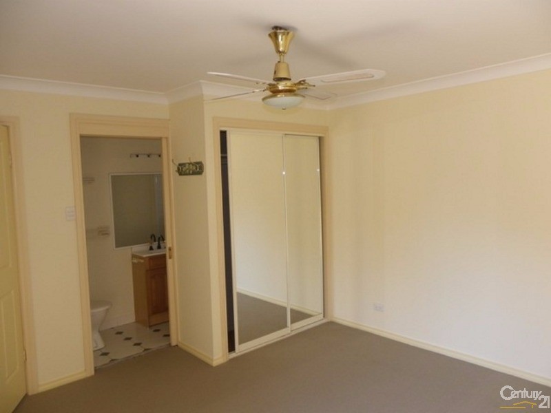 2/9 Broe Avenue, East Hills NSW 2213