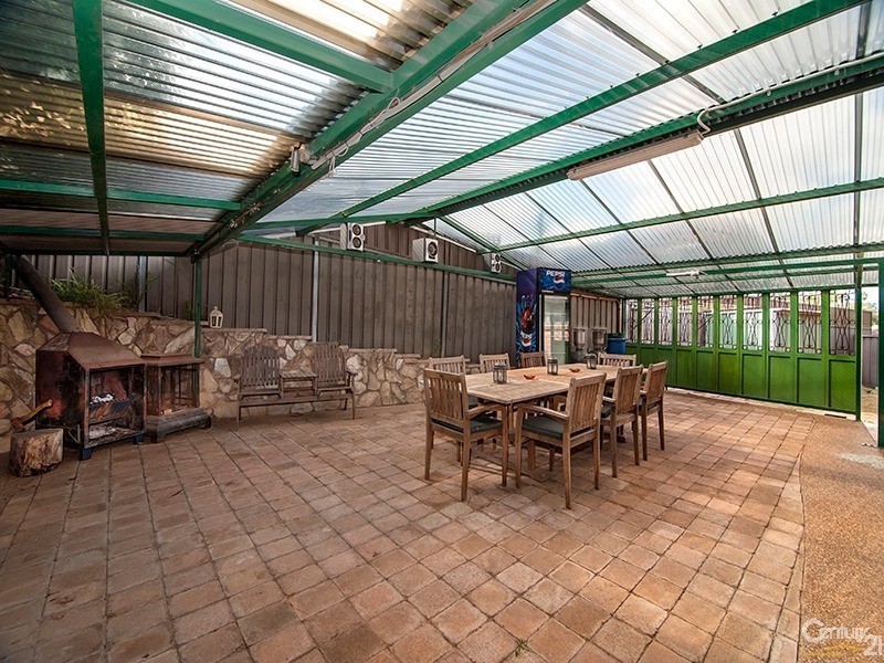 19 Gal Crescent, Moorebank NSW 2170