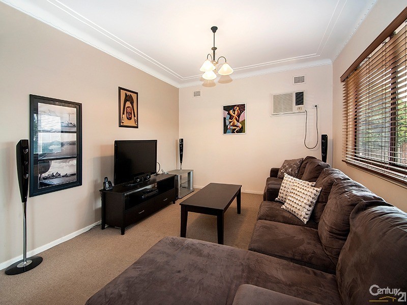 2 Hazelglen Avenue, Panania NSW 2213