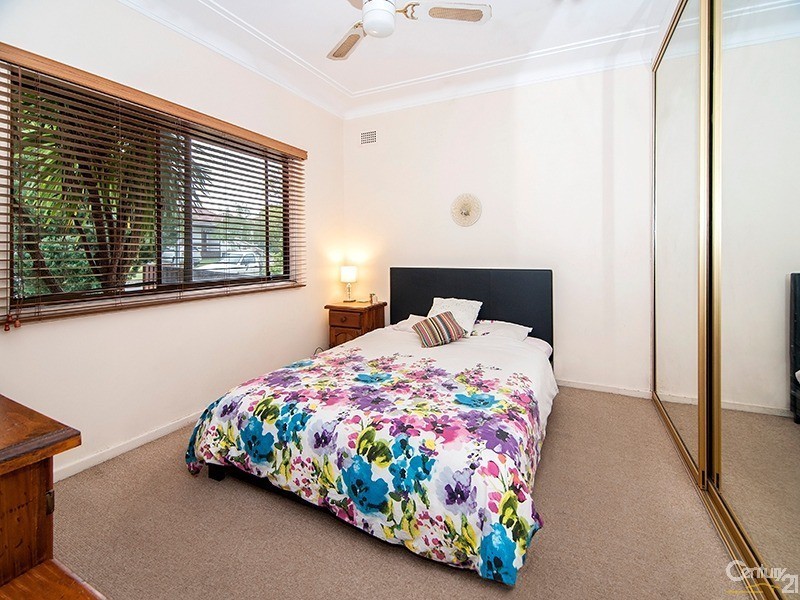 2 Hazelglen Avenue, Panania NSW 2213