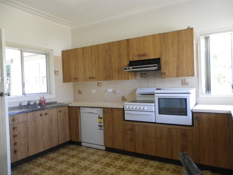 8 Donald St, Picnic Point NSW 2213