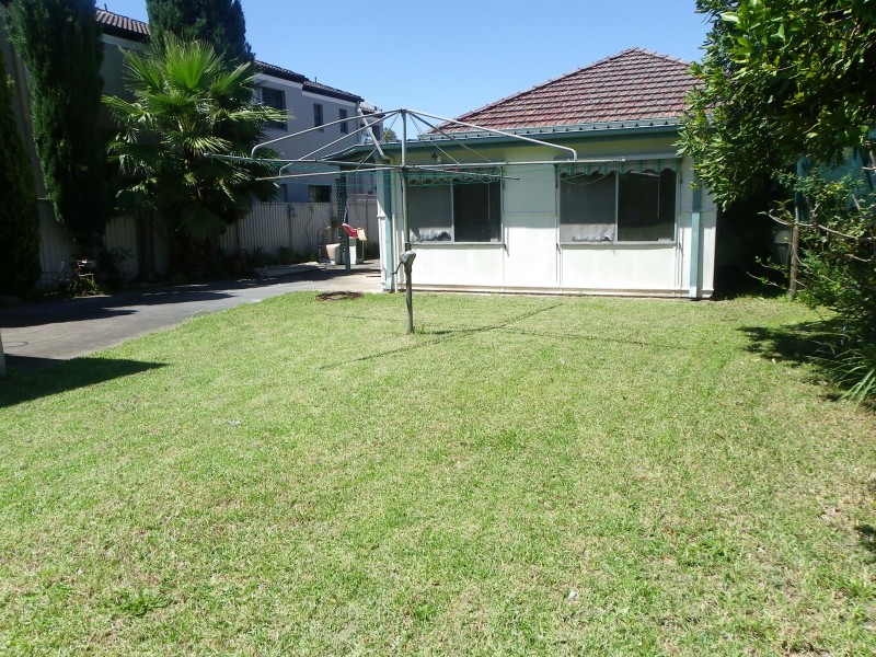 8 Donald St, Picnic Point NSW 2213