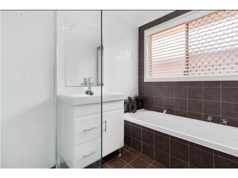 1 Ellesmere Court, Wattle Grove NSW 2173
