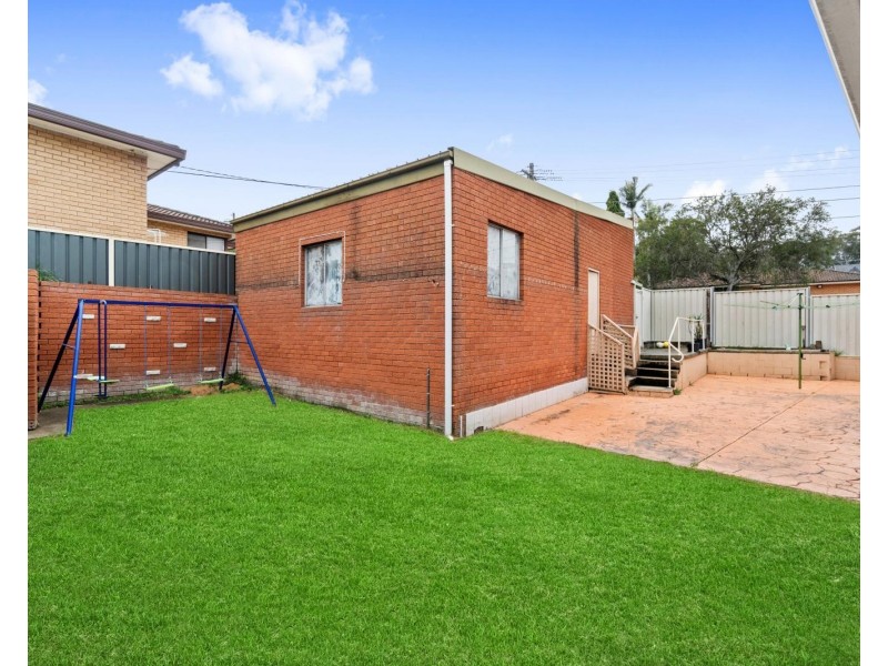 20 Caroline Crescent, Georges Hall NSW 2198