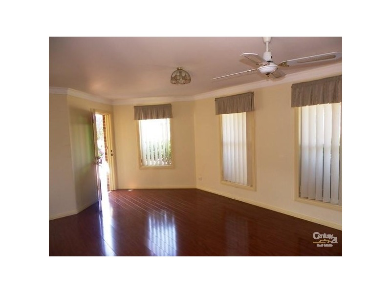 2/9 Broe Avenue, East Hills NSW 2213