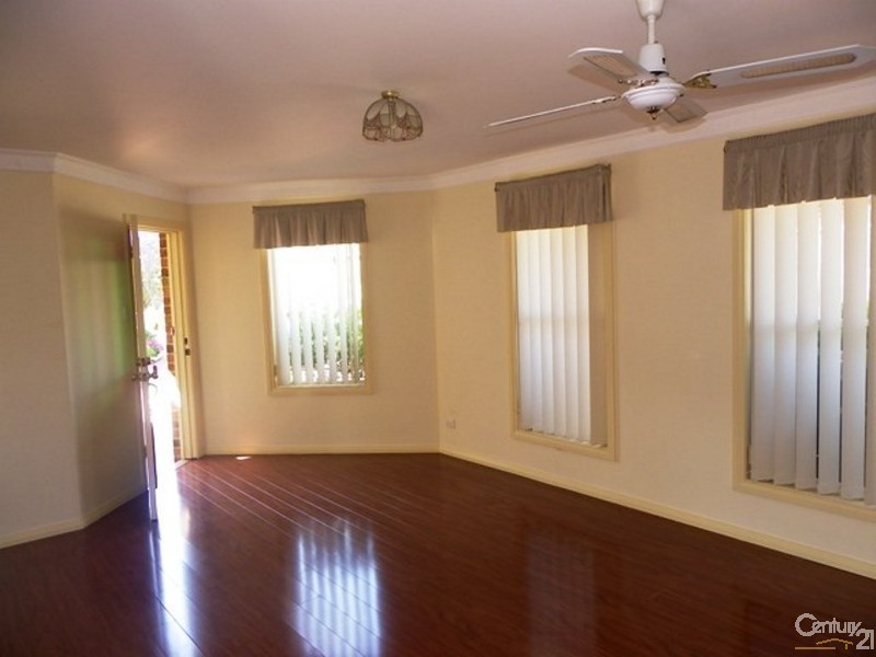 2/9 Broe Avenue, East Hills NSW 2213