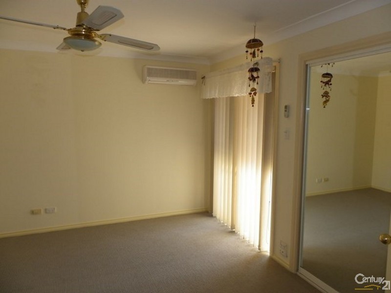 2/9 Broe Avenue, East Hills NSW 2213