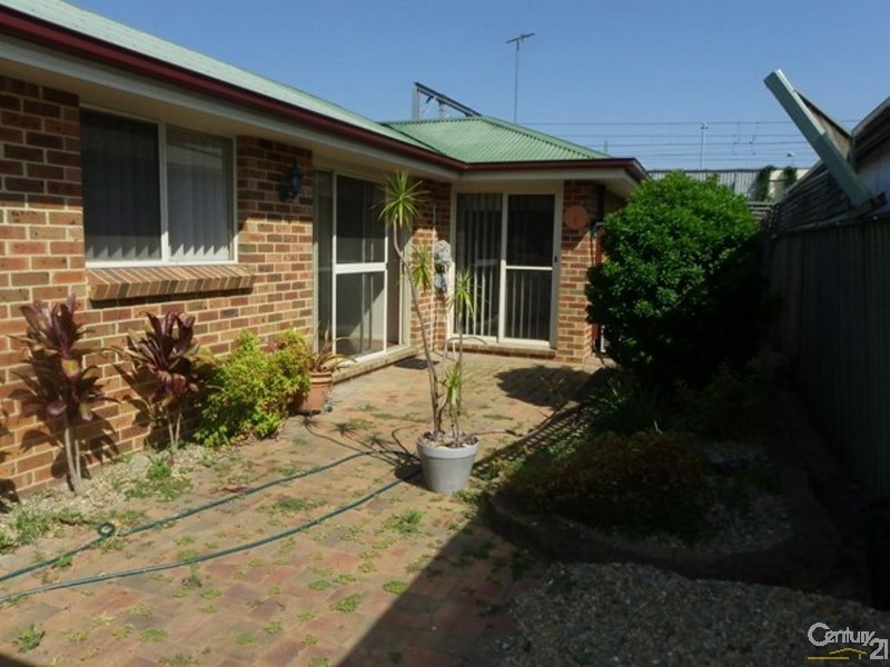 2/9 Broe Avenue, East Hills NSW 2213