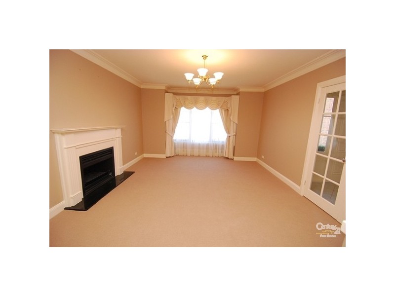 8 Lyneham Place, West Pennant Hills NSW 2125