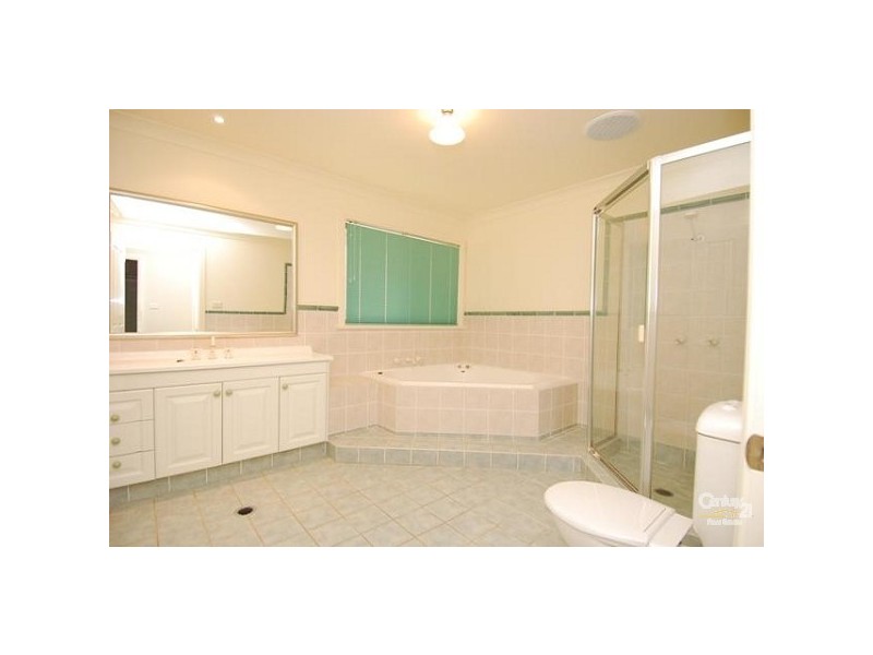 8 Lyneham Place, West Pennant Hills NSW 2125