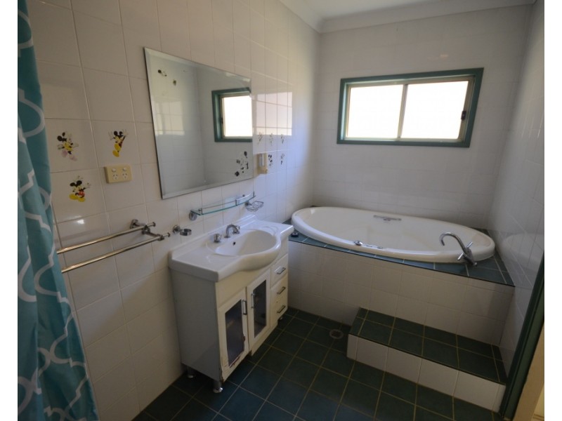 4 Andrew Place, Girraween NSW 2145
