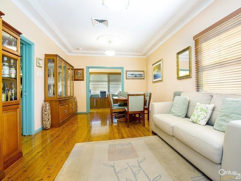 8 Fisher Cres, Pendle Hill NSW 2145