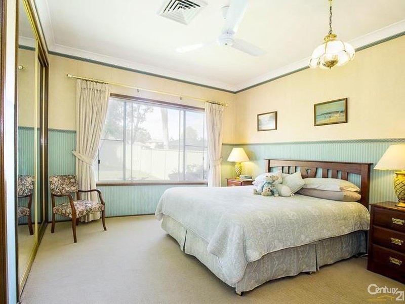 8 Fisher Cres, Pendle Hill NSW 2145