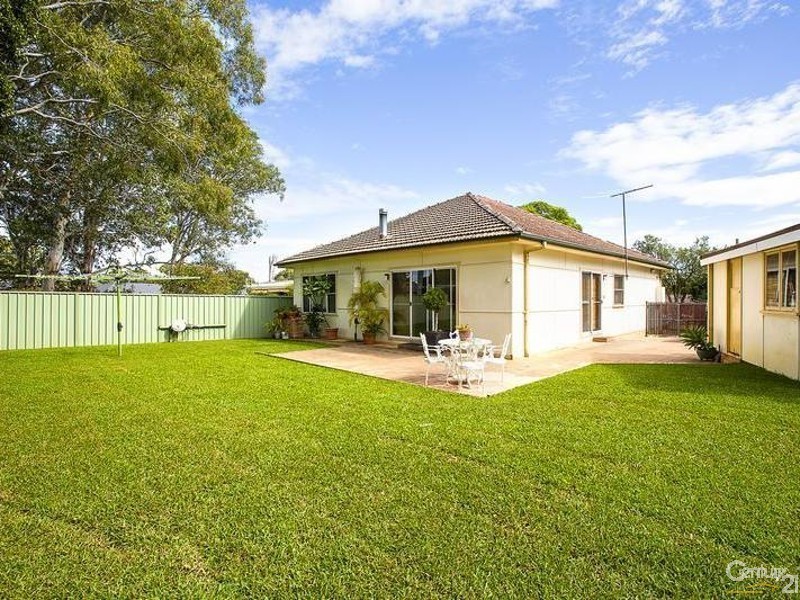 8 Fisher Cres, Pendle Hill NSW 2145