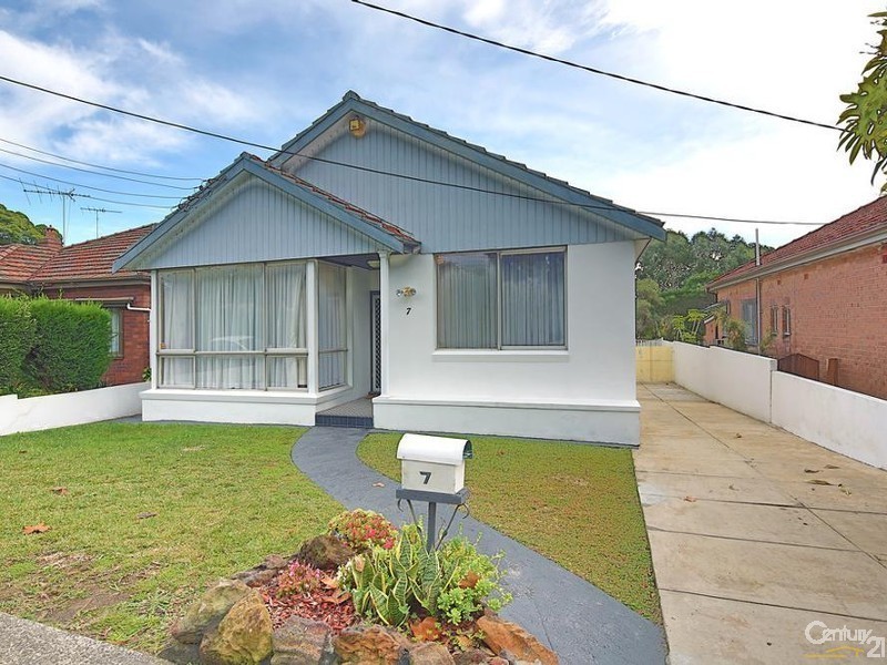 7 Kingsgrove Avenue, Kingsgrove NSW 2208