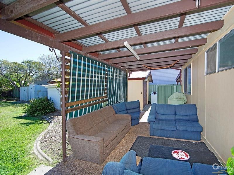100 Kathleen White Crescent, Killarney Vale NSW 2261