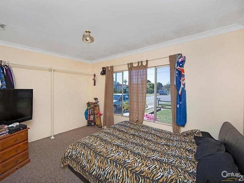 100 Kathleen White Crescent, Killarney Vale NSW 2261