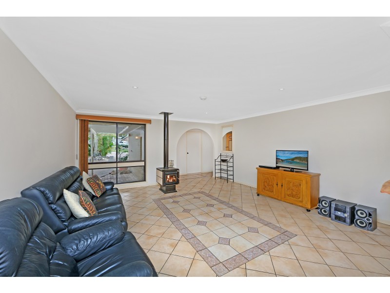 4 Carnation Close, Bateau Bay NSW 2261