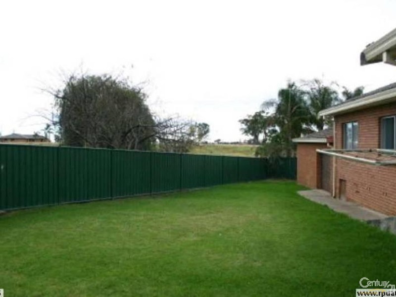 18 Hawkins Ave, Luddenham NSW 2745