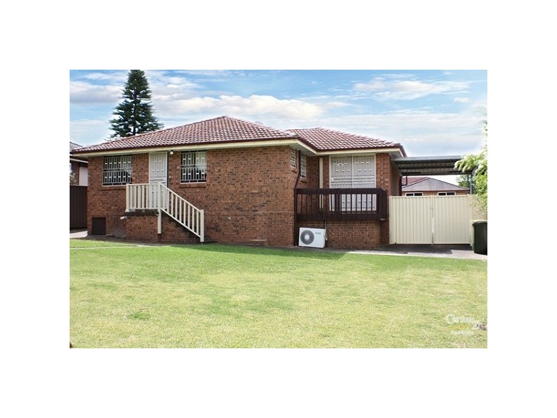 18 Bettong Cres, Bossley Park NSW 2176