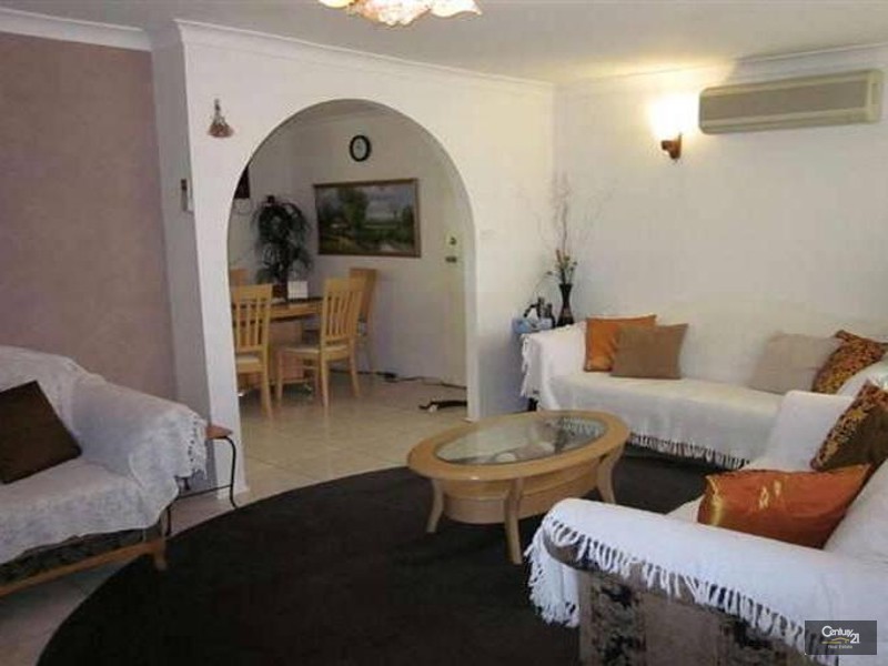 10 Barron Place, Bossley Park NSW 2176