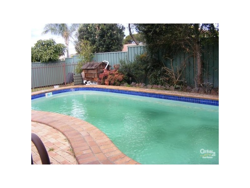16 Franklin St, Bossley Park NSW 2176