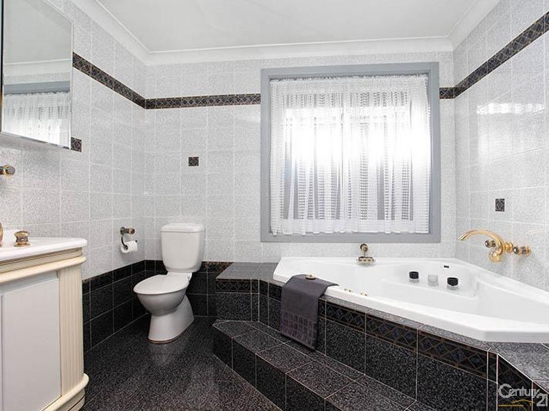 15 Newmen Close, Wetherill Park NSW 2164