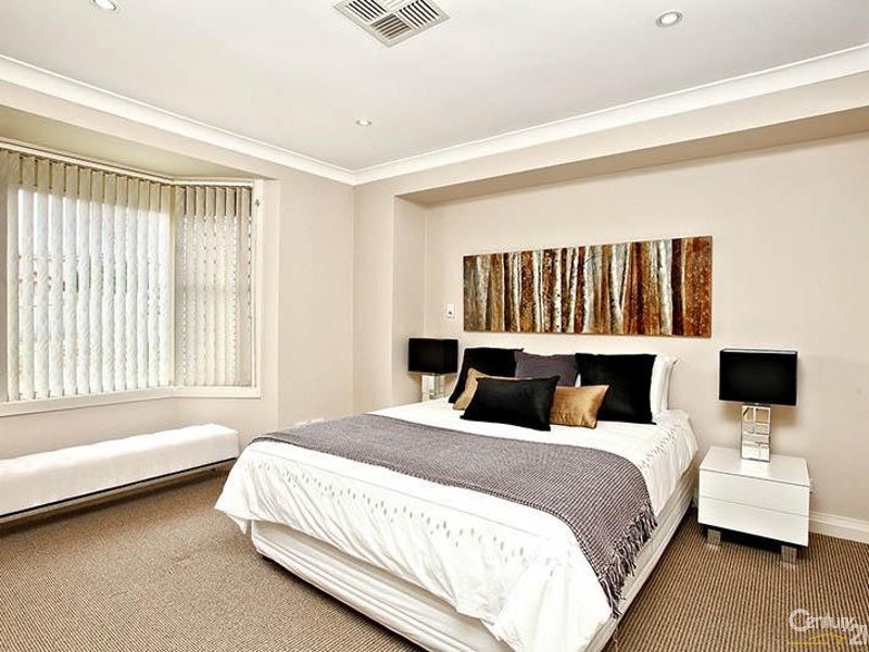 4 Glenton Street, Abbotsbury NSW 2176