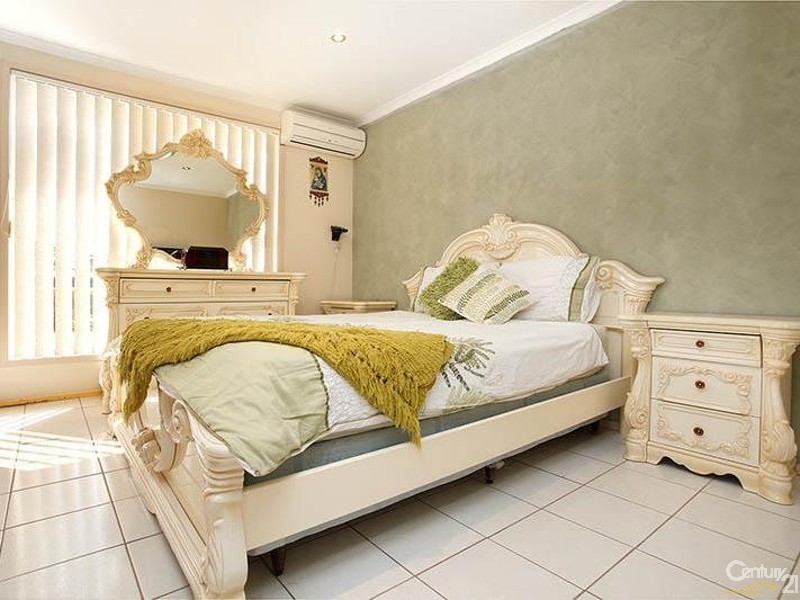 15 Knowles Place, Bossley Park NSW 2176