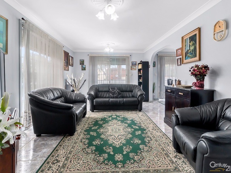 2 Bettong Crescent, Bossley Park NSW 2176