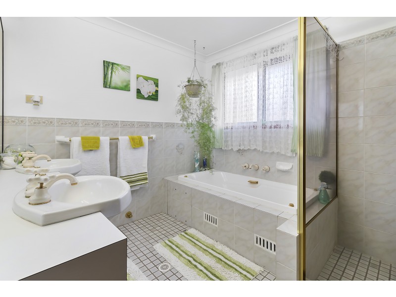 8 Swinborne Crescent, Wetherill Park NSW 2164