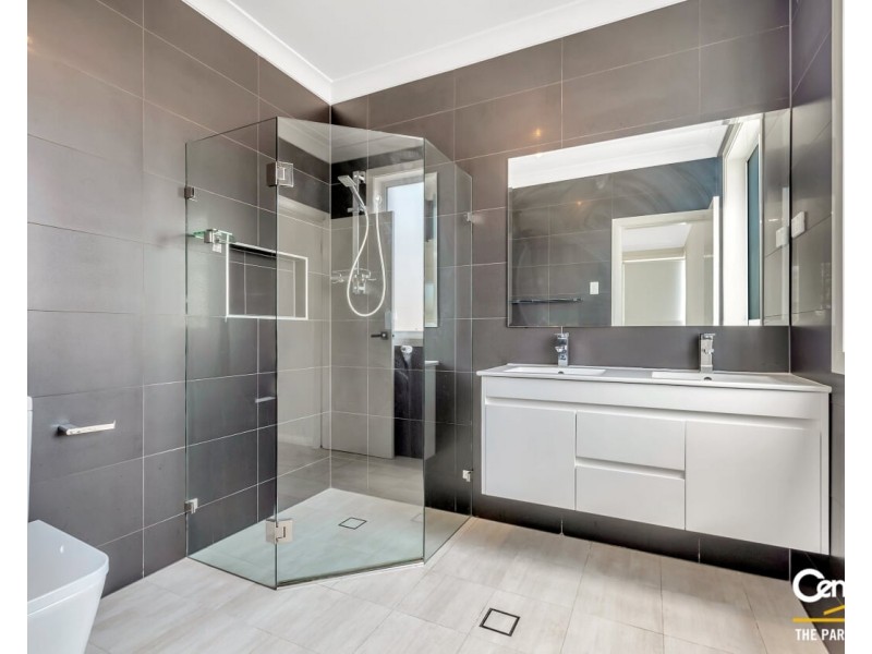 25 Flight Circuit, Middleton Grange NSW 2171