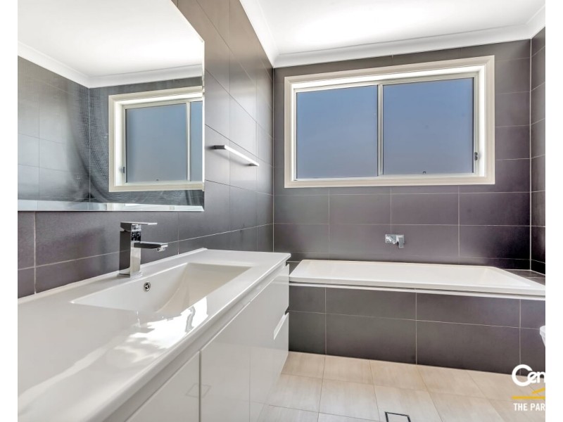 25 Flight Circuit, Middleton Grange NSW 2171