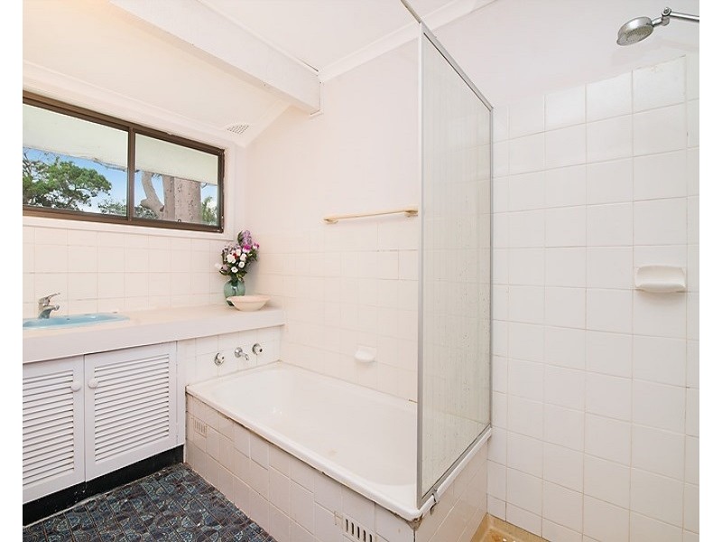 11 Kulara Ave, West Gosford NSW 2250