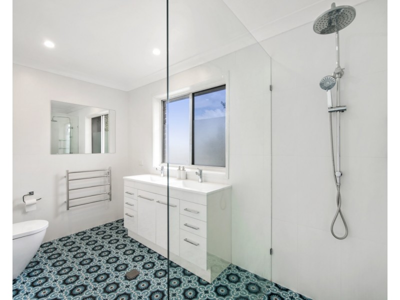 1 Eulalia Ave, Point Frederick NSW 2250