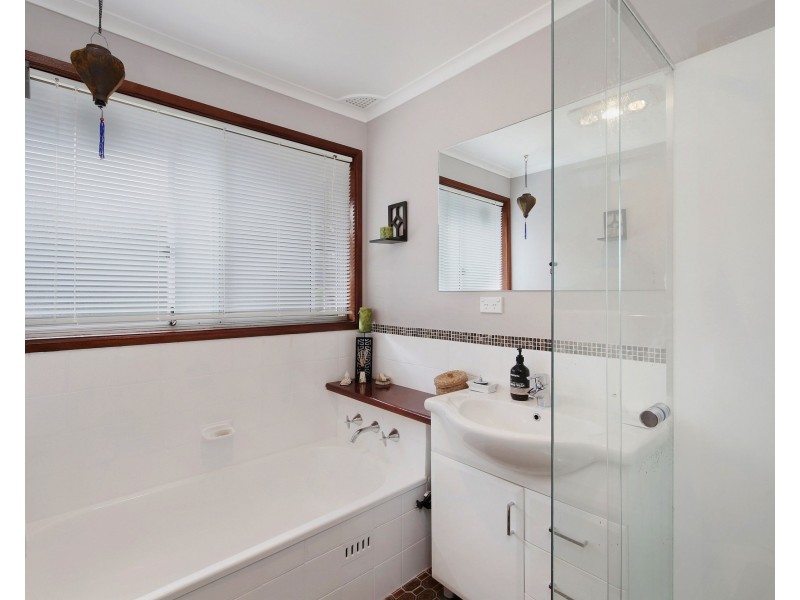 10 Camden Close, Point Clare NSW 2250