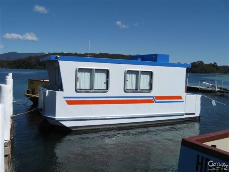 XL017 Houseboat moored at Wagonga Inlet, Narooma NSW 2546