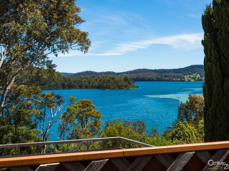 XL017 Houseboat moored at Wagonga Inlet, Narooma NSW 2546