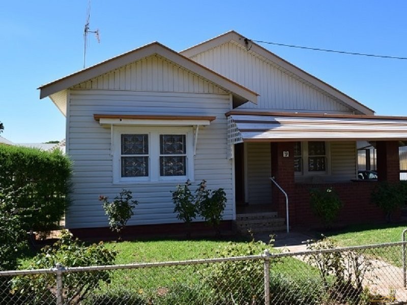 9 Armstrong Street, Parkes NSW 2870