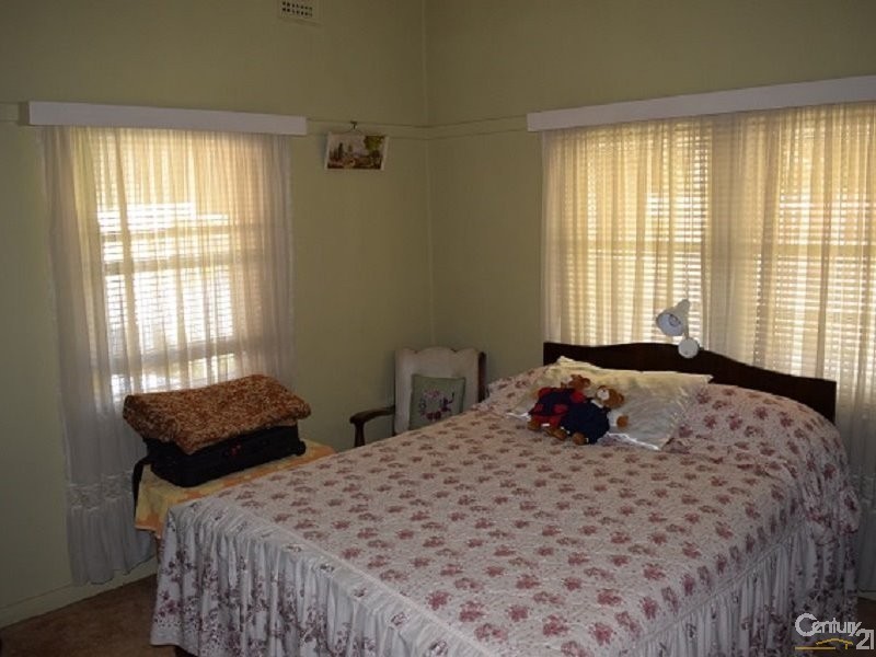 9 Armstrong Street, Parkes NSW 2870