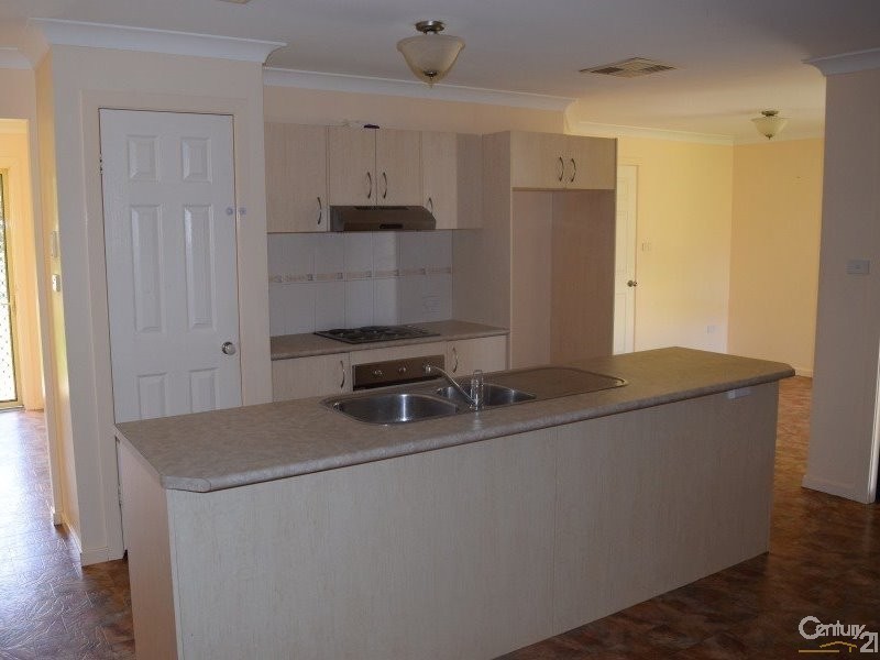 9 Guillan Place, Parkes NSW 2870