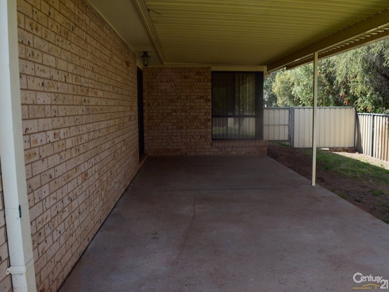 9 Guillan Place, Parkes NSW 2870