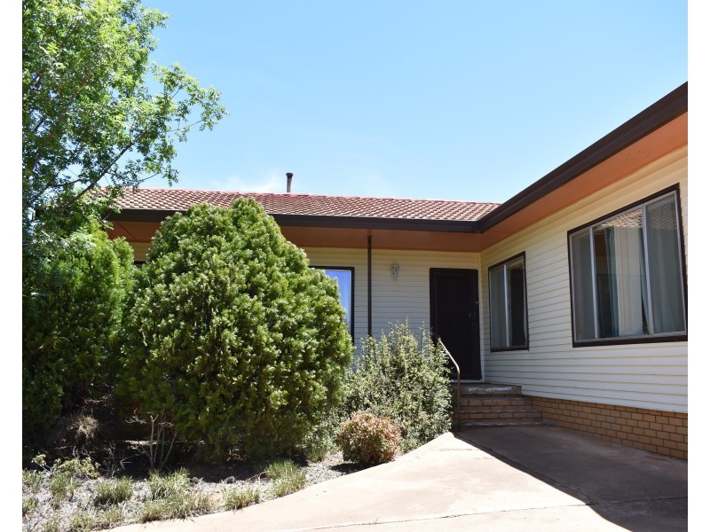 36 Molong Road, Parkes NSW 2870