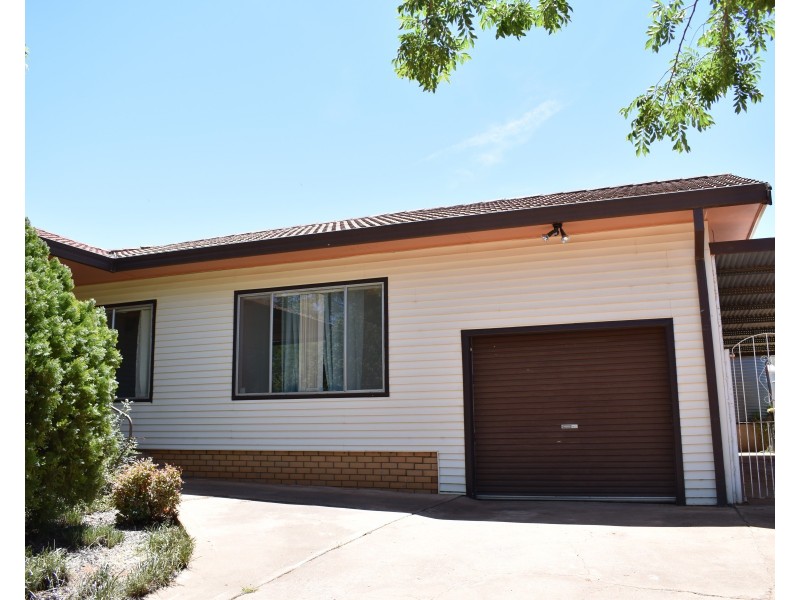 36 Molong Road, Parkes NSW 2870