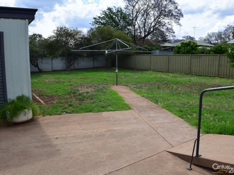2 Wattle Street, Parkes NSW 2870